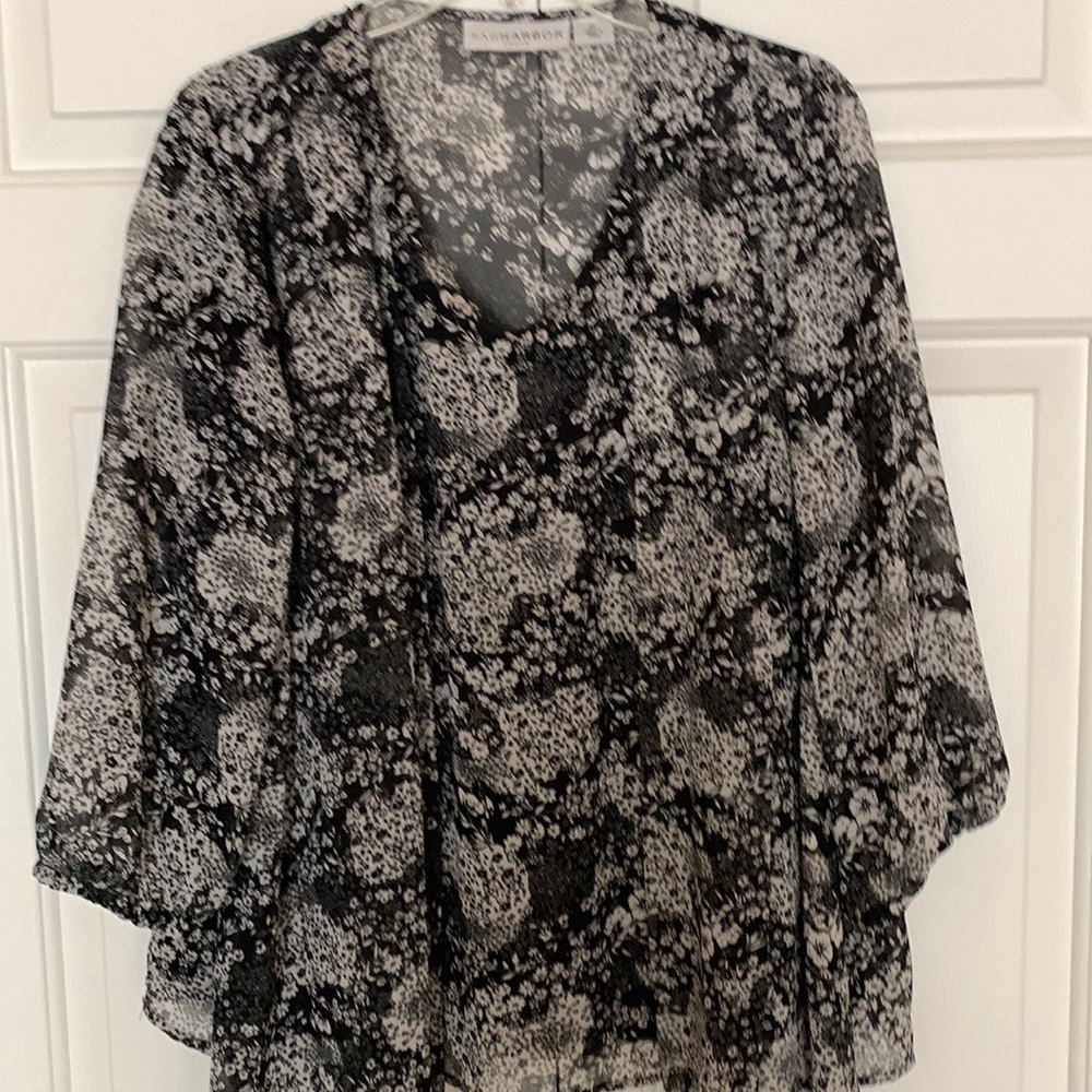 Sag Harbor black and white flower print large petite. Sheer fabric with shell